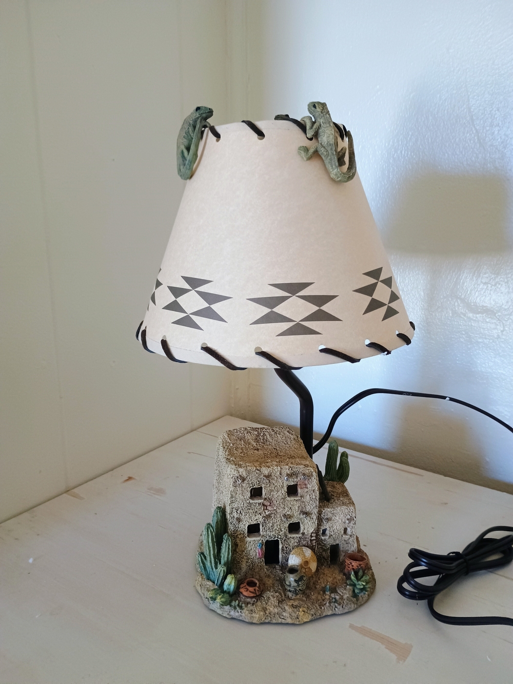 Source Unknown Beige Southwestern Pueblo Table Lamp with Lizard Accents